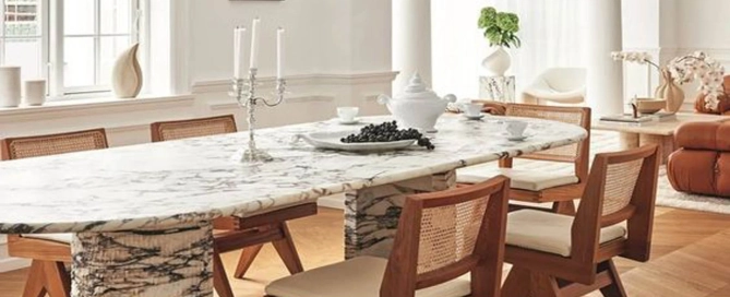 Beyaz desenli mermer yemek masası, silindirik mermer ayaklar, cam sarkıt avize