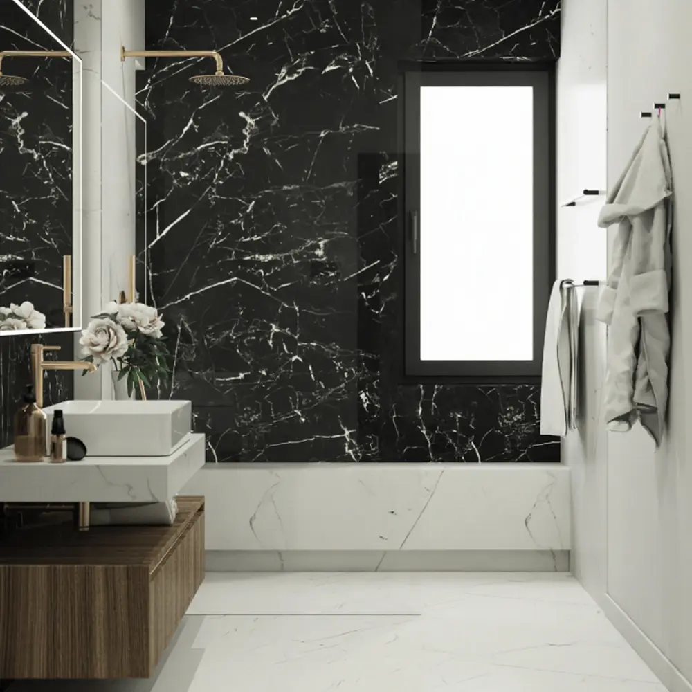 Siyah damarlı mermer duvarlı modern banyo tasarımı, beyaz zemin ve pencerey